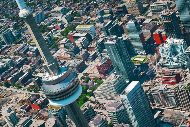 20 km Helicopter Tour over Toronto - A quick look at Toronto’s older districts