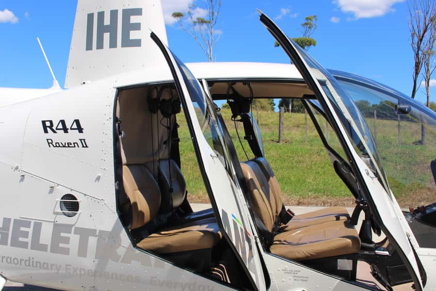 Auckland: 20min Helicopter scenic flight - City & Volcanoes - Aircraft, group size, and what the cabin means