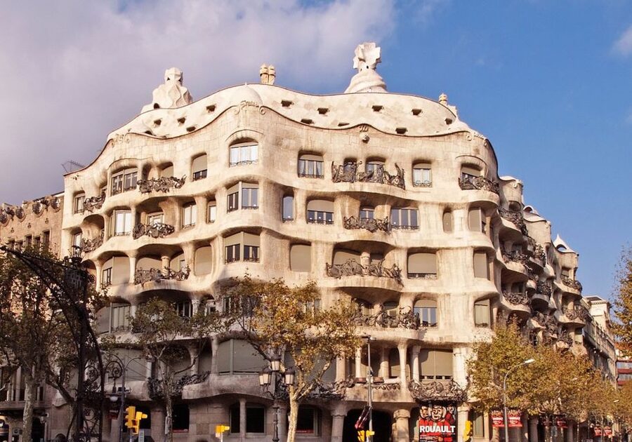 Barcelona: Helicopter, Boat Ride & Old Town Private Tour - What the guide adds to a fast-moving route