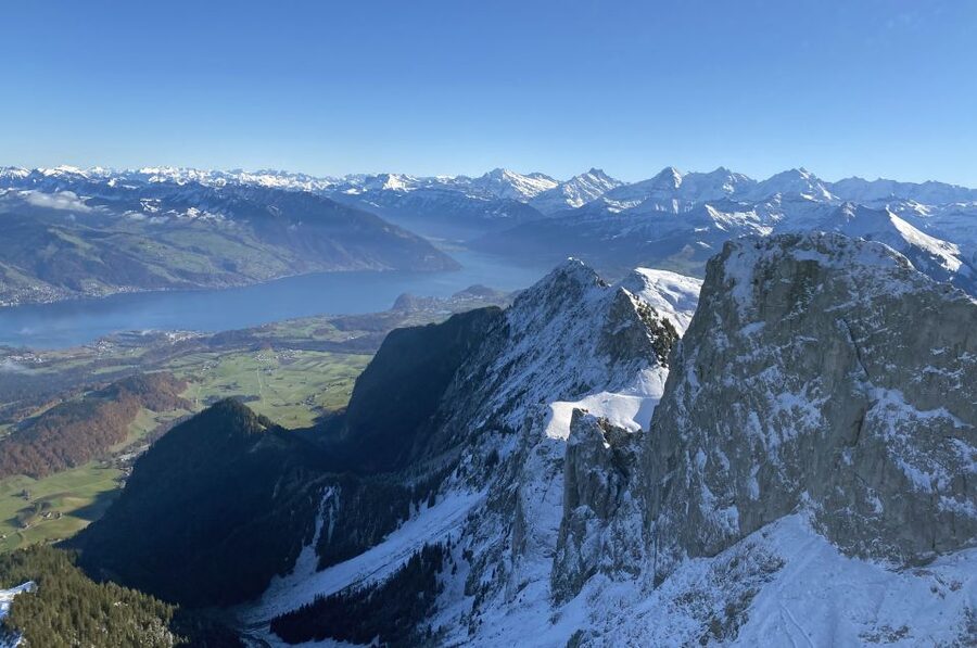 Bern: Mountain & Lake Helicopter Flight for 2 or 3 People - The first view: Lake Thun from above