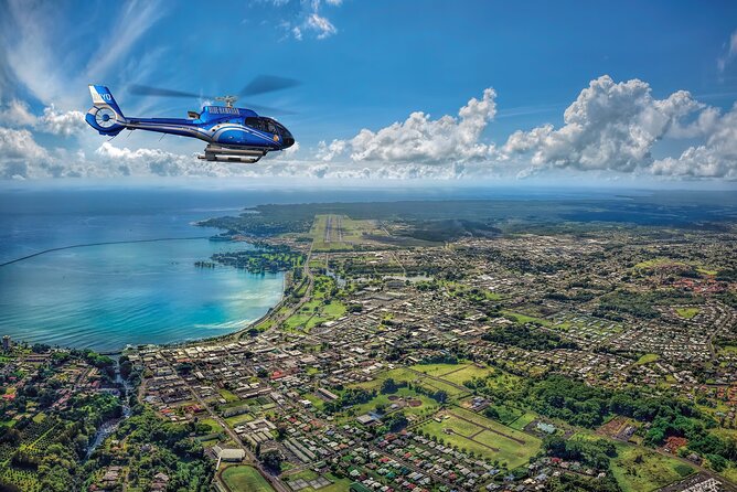 Big Island: Discover Hilo Helicopter Tour - Following the volcanic shoreline