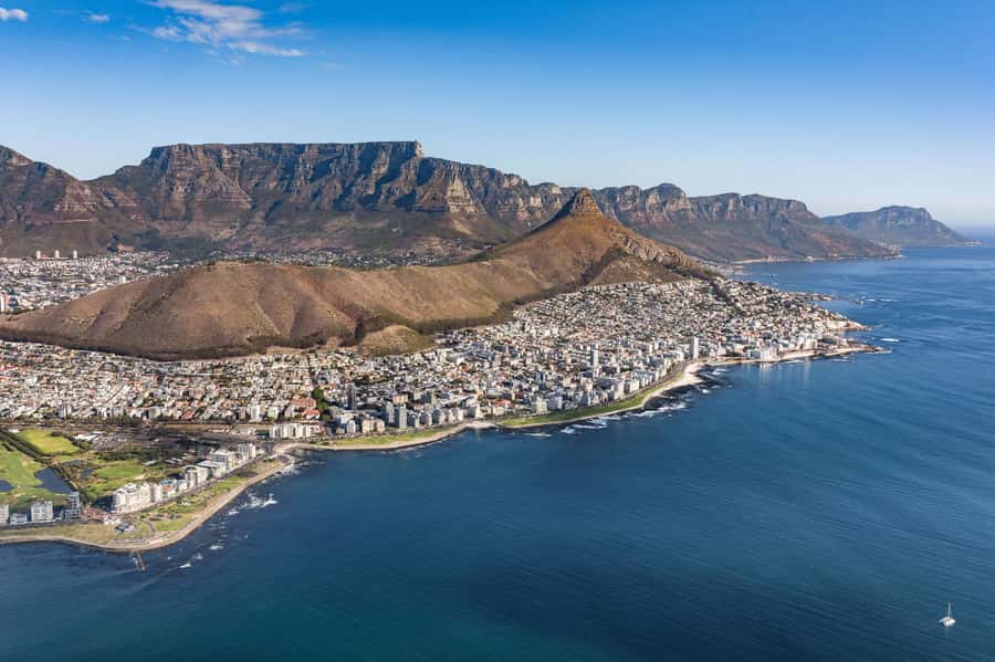 Cape Town to Camps Bay & Hout Bay Helicopter Flight - 18Min - The return around Table Mountain