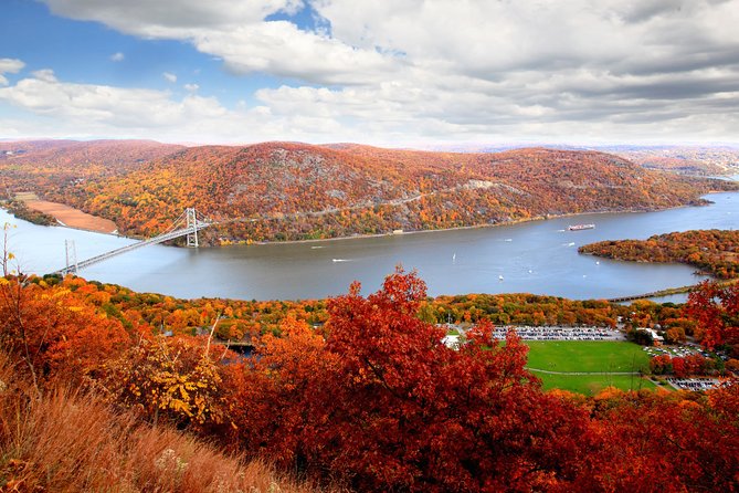 Couple's Private Hudson Valley Fall Foliage Helicopter Tour from Westchester - West Point and the wider Hudson Valley