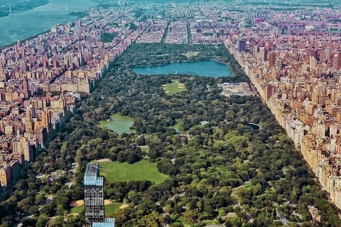 Deluxe Manhattan Helicopter Tour - Midtown icons from a moving cabin