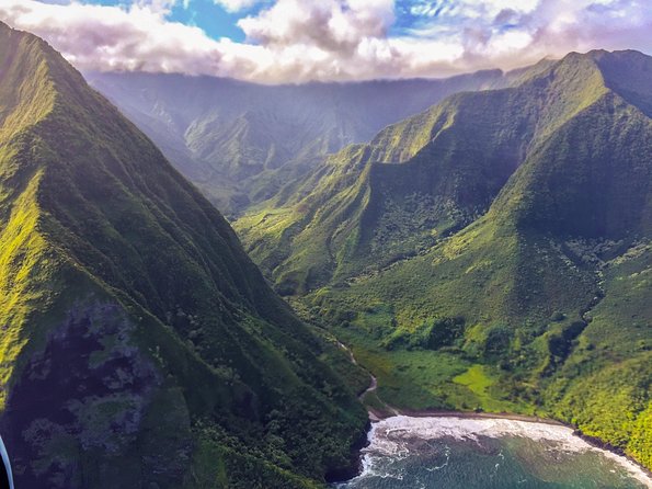 Doors Off West Maui and Molokai 45 minute Helicopter Tour - The open-air photo experience