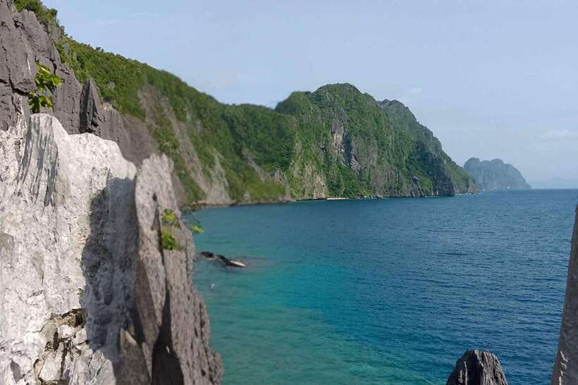 El Nido: Tour C to Hidden Beach, Helicopter Island & More - Helicopter Island and the first taste of Bacuit Bay