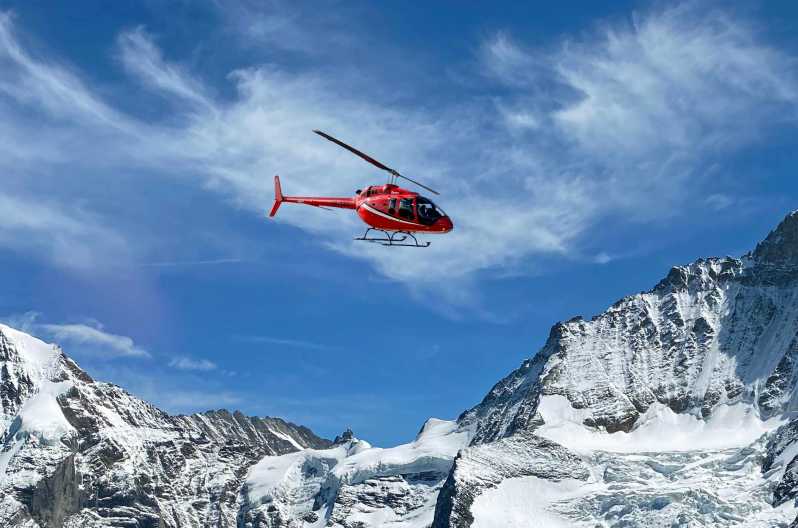 Exclusive helicopter-tour for 4 people to the Swiss Alps - The 42-minute flight into the mountains