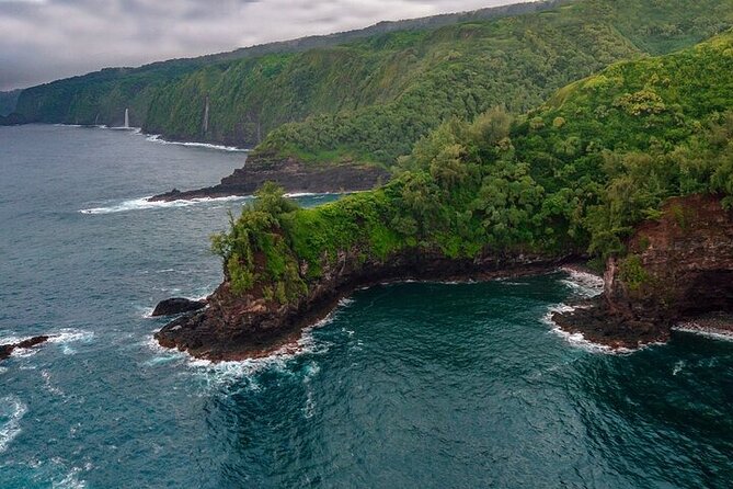 First Class Maui & Molokai Helicopter Tour with Landing - Seeing Iao Valley from the air