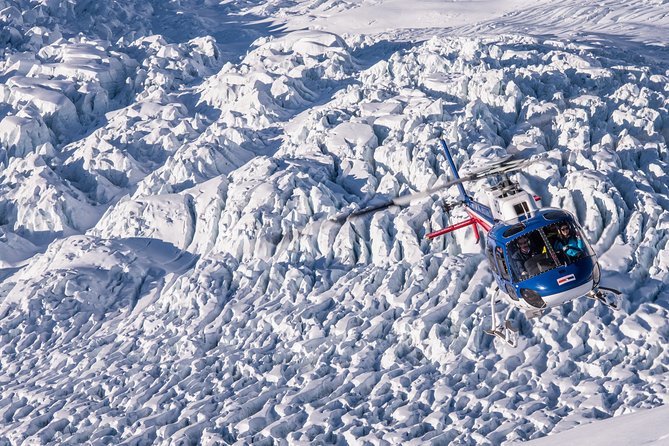 Franz Josef: Neve Discoverer Helicopter Flight with snow landing - Stepping onto the glacier snowfield