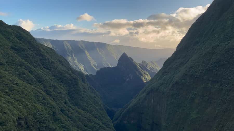 From St Pierre: helicopter flight over the whole of Reunion Island - Why seeing Réunion from the air changes the island