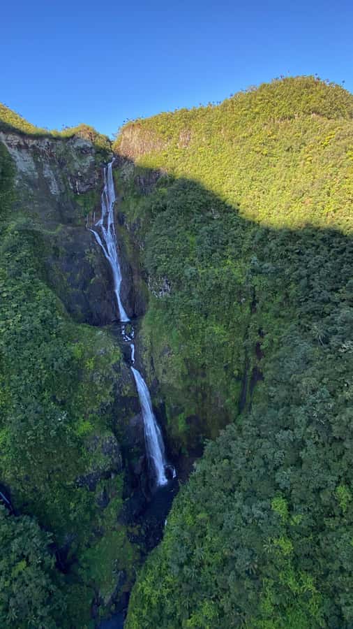 From St Pierre: helicopter flight over the whole of Reunion Island - Pilot commentary and comfort in the aircraft