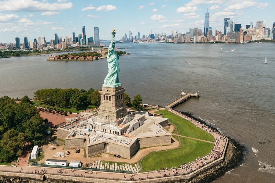 From Westchester: Private NYC Helicopter Tour for 2-6 People - Why this flight gives you a different New York view