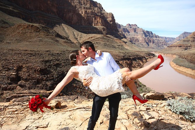 Grand Canyon Helicopter Wedding - The six-seat helicopter flight over Lake Mead and Hoover Dam