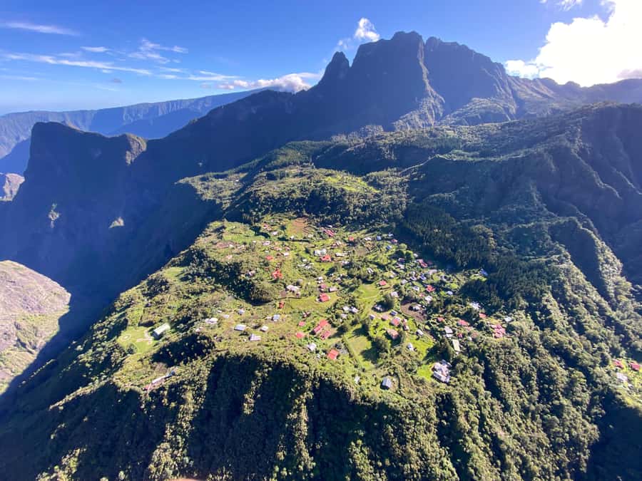 Helicopter flight from St Pierre over Réunion's 3 cirques - Key points before you book