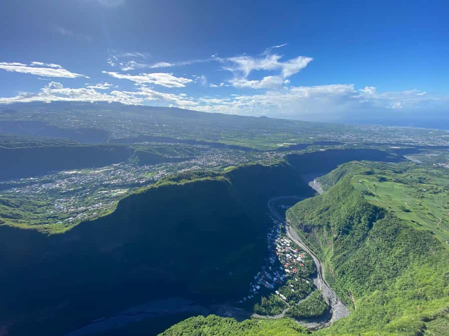 Helicopter flight from St Pierre over Réunion's 3 cirques - Saint-Pierre airport: an early start and a weather call