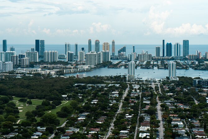 Helicopter Miami Grand Tour - The private Robinson 44 and passenger limits