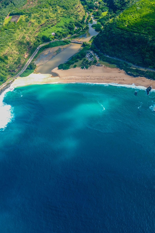 Honolulu: Blue Skies of Oahu Helicopter Tour - Chinaman’s Hat and the coral formations of Kaneohe Bay