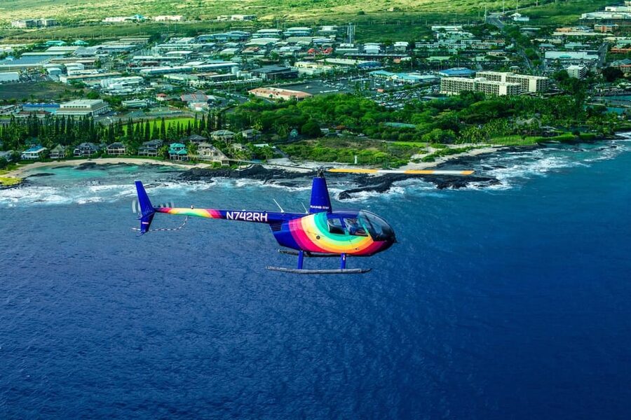 Kailua-Kona: Kohala, Volcanoes and Waterfall Helicopter Tour - The return along bays and beaches