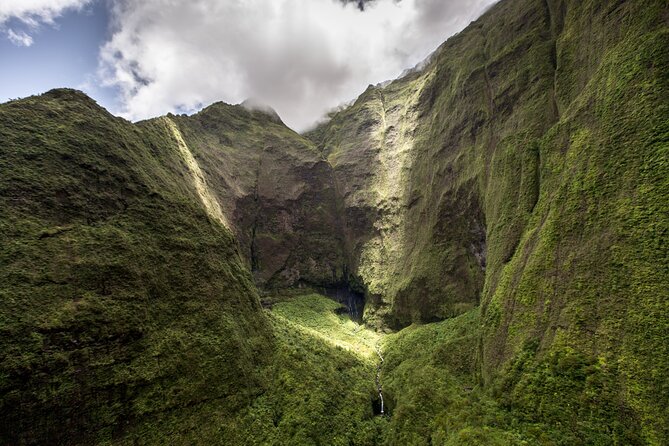 Kauai Deluxe Waterfall Safari: Helicopter Tour - Waimea Canyon from above