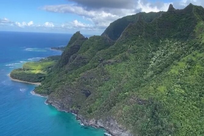Kauai: Hughes 500 4-Passenger Doors-Off Helicopters - Pilots, narration, and the human side of the flight