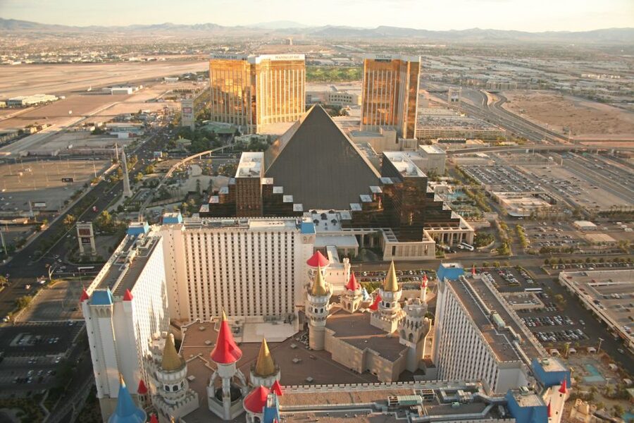 Las Vegas: Grand Canyon Helicopter Air Tour with Vegas Strip - Returning to Las Vegas above the Strip