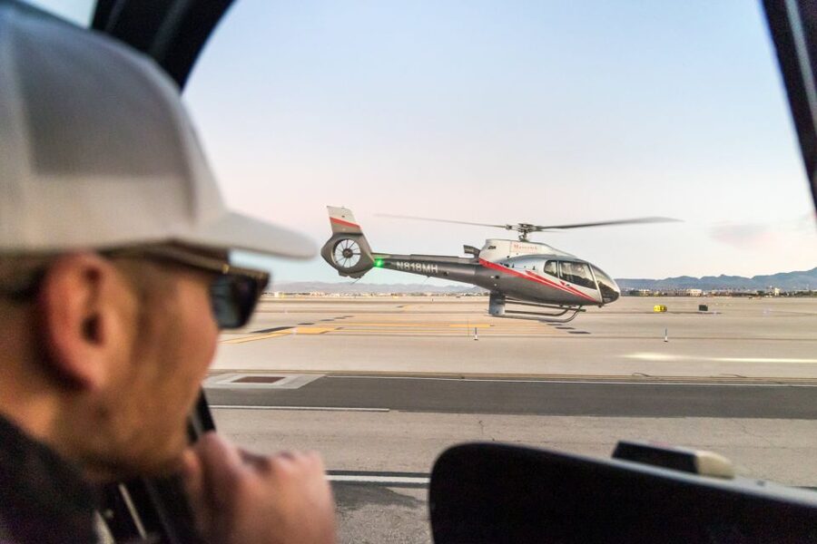 Las Vegas: Helicopter Night Flight over the Strip - Pilot commentary and the people in the front seat