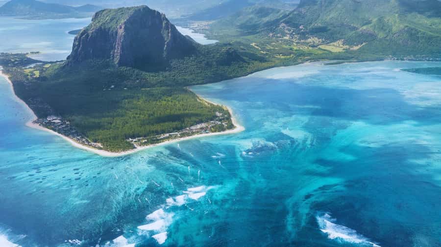 Mauritius: Underwater waterfall by Helicopter tour - Five details that define this Mauritius flight