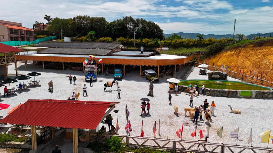 Medellín: Guatapé Private Tour with Helicopter & Boat Ride - Lunch is flexible, but it is not included