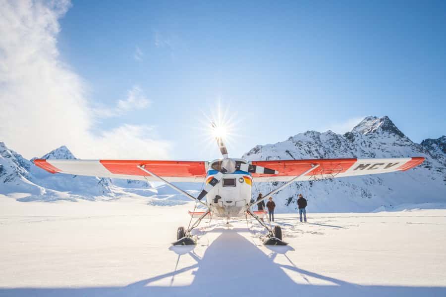 Mount Cook: Ski Plane and Helicopter Glacier Combo Flight - Swapping aircraft on the snow