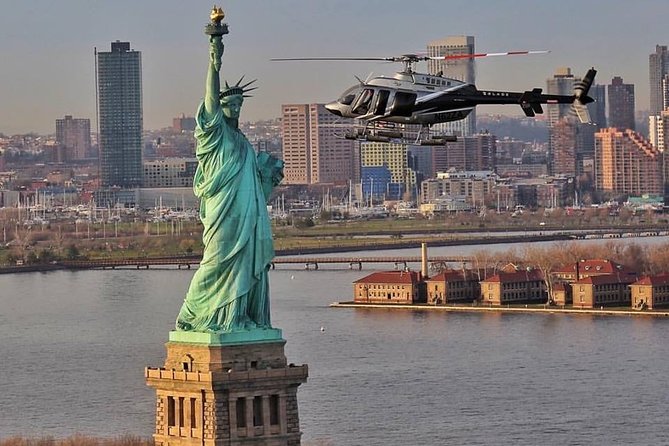 New York City Grand Island Helicopter Tour - The return past the George Washington Bridge and United Nations