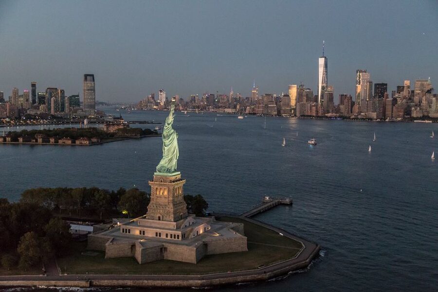 New York: Private Scenic Helicopter Charter with Champagne - Why The Live Pilot Narration Helps
