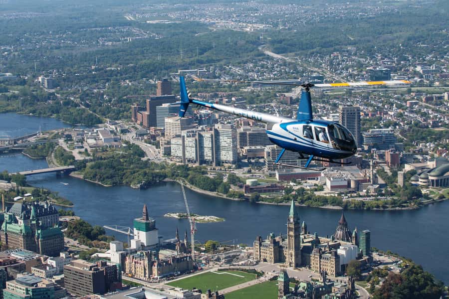 Ottawa: Panoramic helicopter flight (Gatineau Park + downtown) - Starting at the Aviation and Space Museum