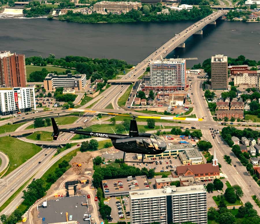 Ottawa: Panoramic helicopter flight (Gatineau Park + downtown) - The 20-minute flight: the best balance