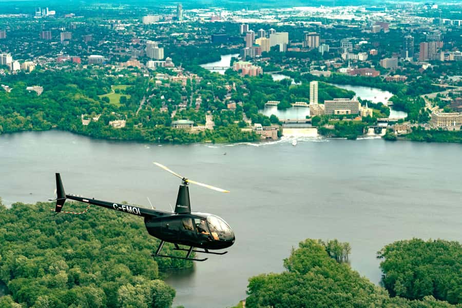 Ottawa: Panoramic helicopter flight (Gatineau Park + downtown) - Boarding the Robinson R44