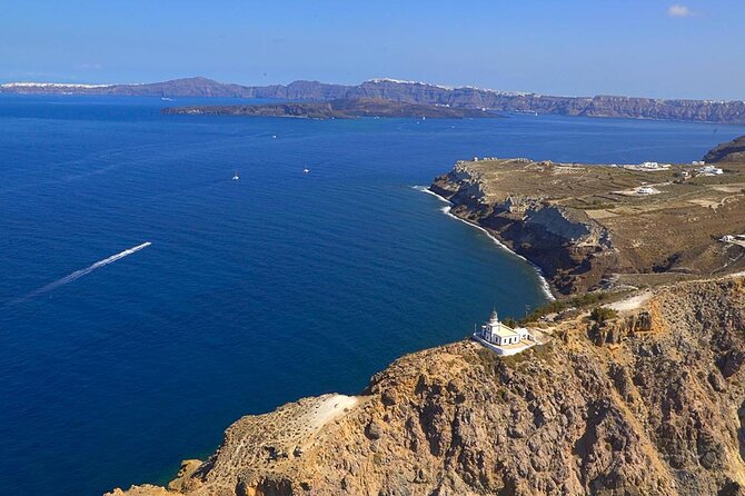 Private Helicopter Transfer from Mykonos to Santorini - The 40-minute flight across the Cyclades