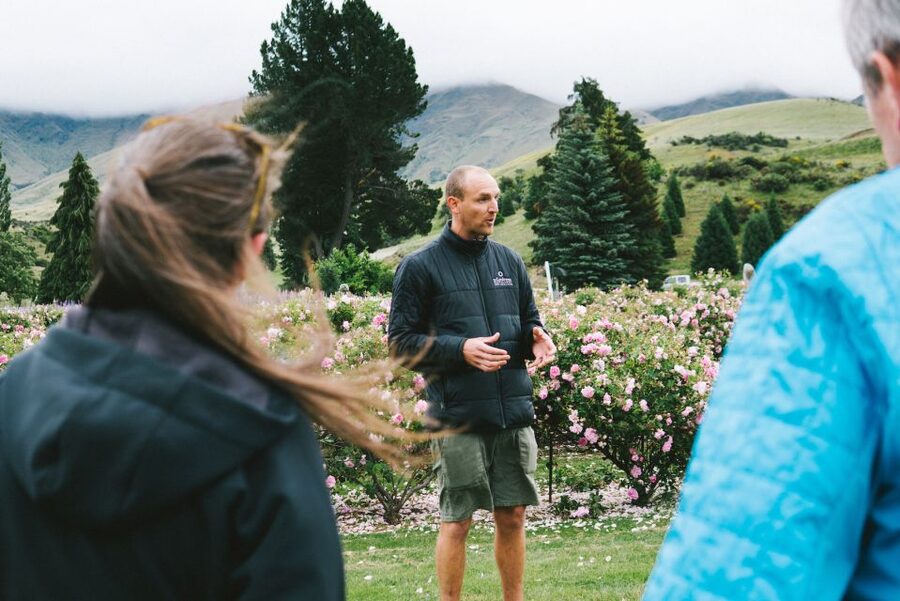 Queenstown: Helicopter Flight and Gin Tasting Tour - The 15-minute flight and mountain landing