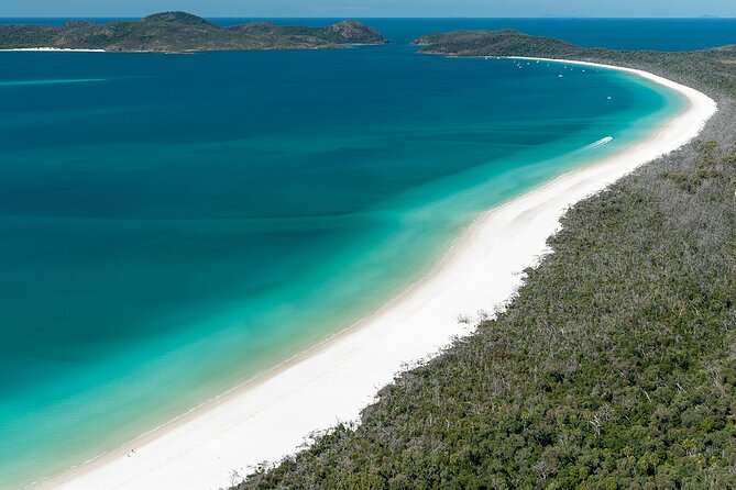 Reef & Whitehaven Spectacular - 60 Minute Helicopter Tour - Heading out past Border Island to Hook Reef