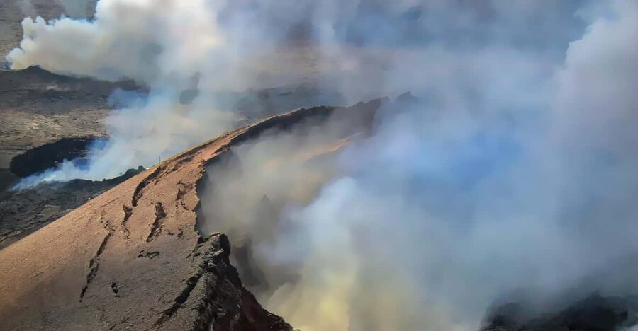 Waikoloa: Big Island Spectacular Helicopter Tour - Black sand beaches and volcanic badlands
